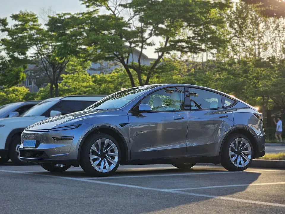 Tesla Model Y -sähköauto