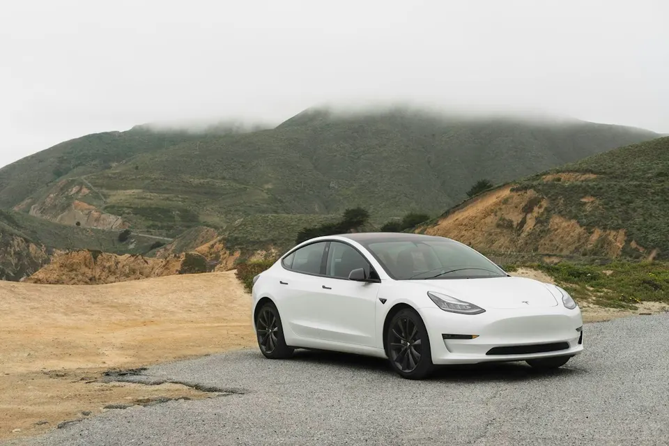 Tesla FSD Suomessa — hyväksyntä, kuljettajan vastuu ja saatavuus